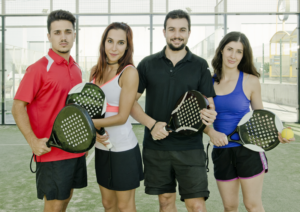 Jugar al pádel con amigos
