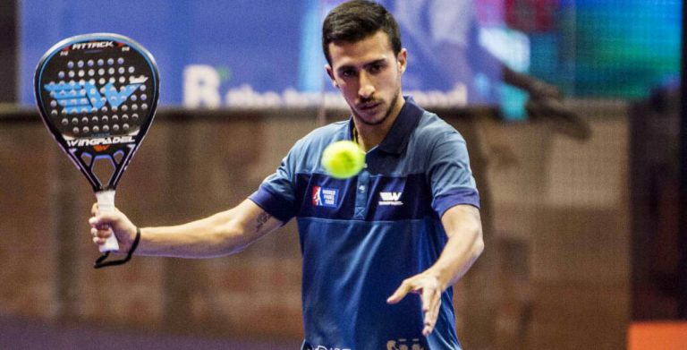 Álvaro Cepero volea en el pádel