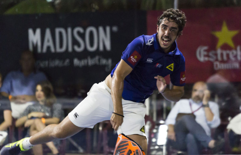 Remate por tres metros en el padel