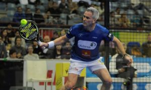 Miguel Lamperti, con la nueva pala de pádel NOX Stinger.