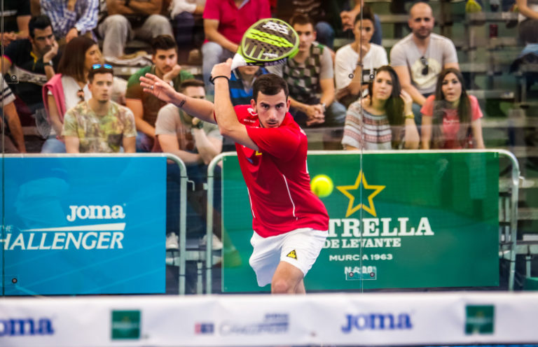 Saque de pádel - Juan Belluati con palas Ares